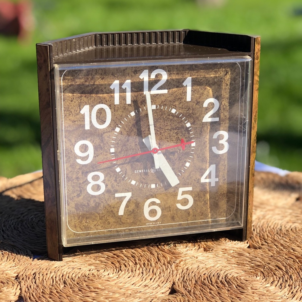 Vintage General Electric Wall Clock Model 2196 7”x7” WORKS